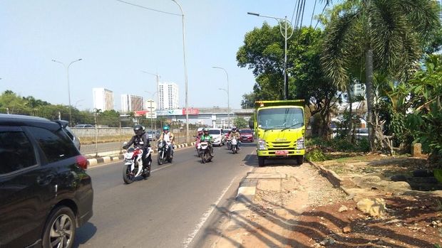 Trotoar dipakai untuk parkir kendaraan