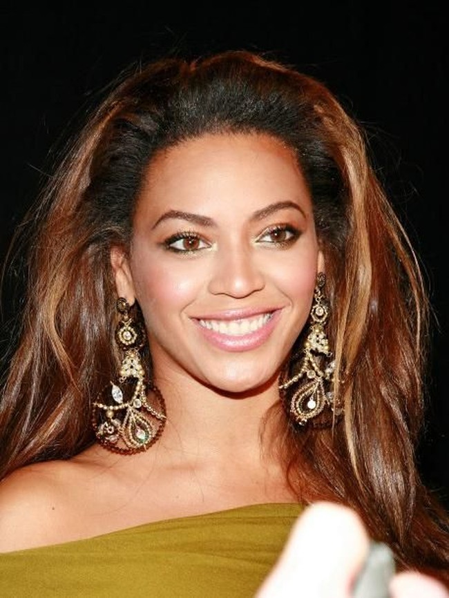 Semakin tahun, nama Beyonce semakin meroket. Terlebih setelah ia menikah dengan Jay Z di 2008. Ini penampilan Beyonce di 2009. Gaya rambut disasak ke belakang seperti ini bahkan masih sering ia pakai saat tampil di karpet merah hingga kini.  Foto: Getty Images