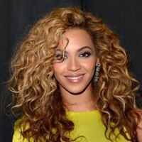 Di foto tahun 2012 ini, Beyonce memperlihatkan wajah kencang dan bersih. Tips awet muda Beyonce adalah menggunakan krim mata di seluruh wajahnya. Formula krim mata yang kaya akan anti aging berhasil membuat wajah Beyonce flawless bebas kerutan. Foto: Getty Images