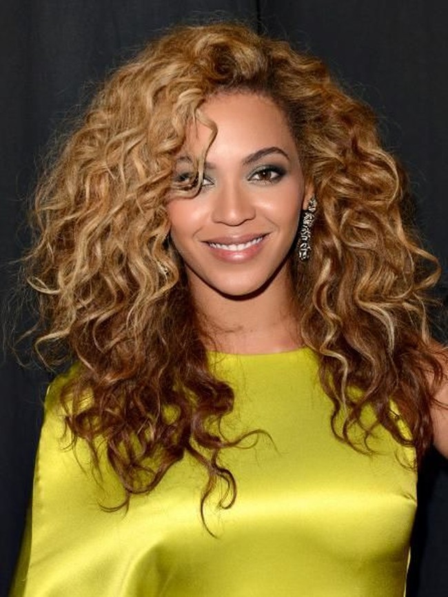 Di foto tahun 2012 ini, Beyonce memperlihatkan wajah kencang dan bersih. Tips awet muda Beyonce adalah menggunakan krim mata di seluruh wajahnya. Formula krim mata yang kaya akan anti aging berhasil membuat wajah Beyonce flawless bebas kerutan. Foto: Getty Images