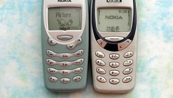 Duet Nokia 3315 dan 3310 yang dulu sangat banyak pemakainya. Foto: UnwiredView