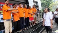 Polemik muncul di tahun 2004 saat ada sekelompok orang yang mengaku sebagai pemilik tanah. Para pelaku menggugat pemprov menggunakan hak milik palsu.