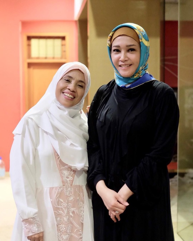 Hari itu Maia tampil cantik mengenakan hijab segi empat bercorak atau pattern scarf yang sekarang sedang tren di kalangan hijabers. Ia mengenakannya dengan sederhana, yaitu dengan mengikat kedua ujung hijab ke belakang leher. Foto: Instagram/MaiaEstiantyReal