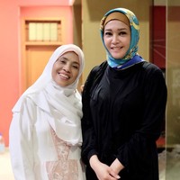 Hari itu Maia tampil cantik mengenakan hijab segi empat bercorak atau pattern scarf yang sekarang sedang tren di kalangan hijabers. Ia mengenakannya dengan sederhana, yaitu dengan mengikat kedua ujung hijab ke belakang leher. Foto: Instagram/MaiaEstiantyReal