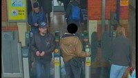Selain merilis foto close-up, polisi Inggris juga merilis foto kedua pelaku saat terekam CCTV di wilayah Salisbury, lokasi Skripal dan putrinya ditemukan tak sadarkan diri. Foto-foto itu menunjukkan pergerakan kedua pelaku. Foto: Metropolitan Police handout via REUTERS