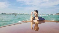 Sebagai seorang public figure, Georgina diundang untuk menghadiri Venice Film Festival. Dirinya pun menjelajahi kanal dan kawasan pesisir di sana (georginagio/Instagram)