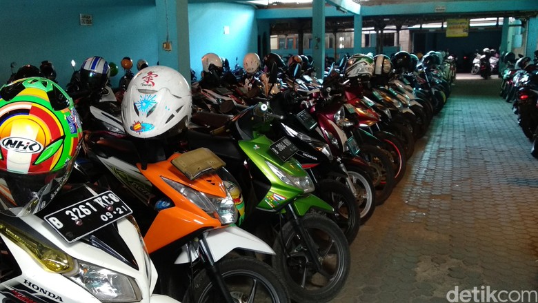 Penitipan motor. Foto: Luthfi Anshori Penitipan motor. Foto: Luthfi Anshori