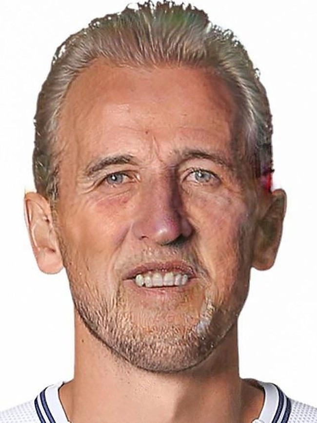 Harry Kane diprediksi dokter bedah plastik ternama London, tidak akan mengalami perubahan cukup berarti pada wajahnya saat menua. Di usia 60 tahun, hanya akan ada sedikit kerutan di wajah dan rambut yang sedikit memutih. Hal itu bisa terjadi karena kapten timnas Inggris ini menjalani gaya hidup sehat dan rajin olahraga. Foto: Dok. Daily Mail