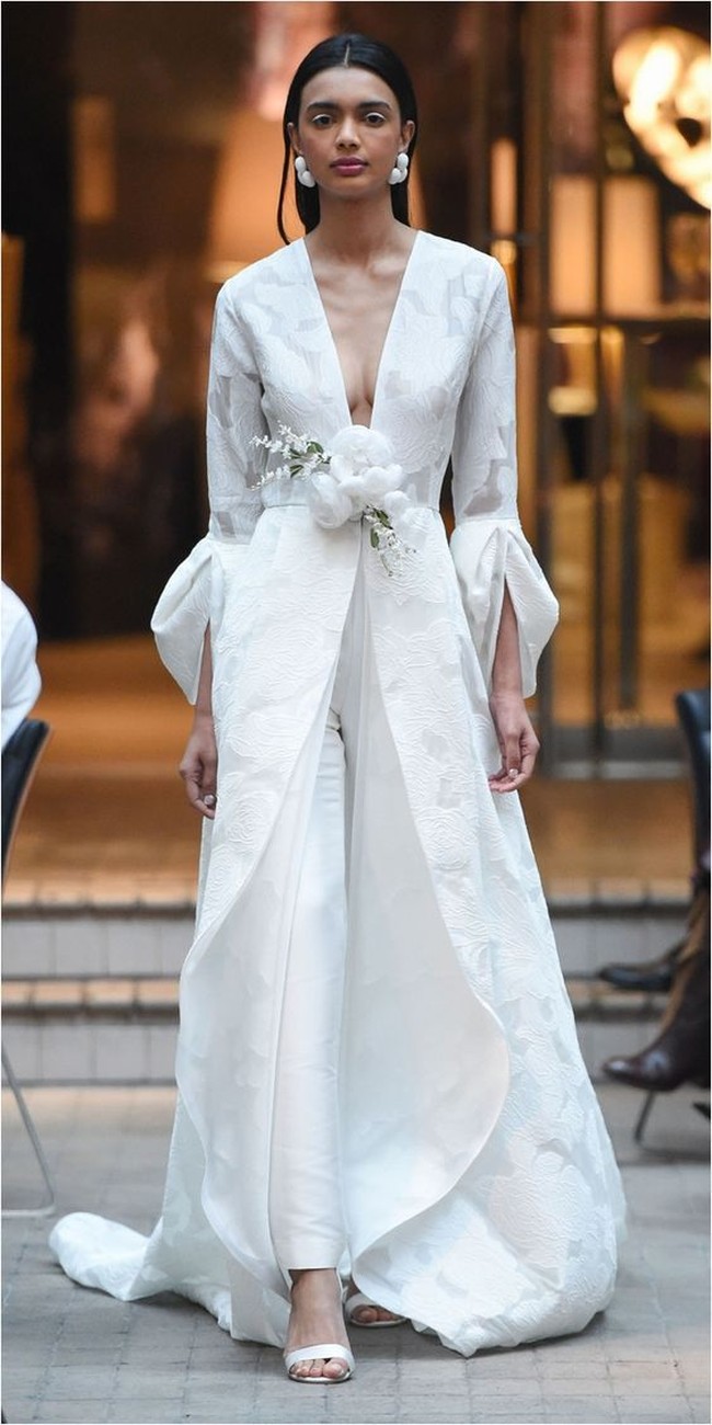 Jubah denga kesan feminin dan anggun dapat dipadukan dengan celana di hari pernikahan. Ornamen bunga seperti yang dihadirkan dalam baju desainer ini pun membuatnya lebih manis. Foto: Pinterest