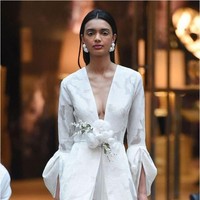 Jubah denga kesan feminin dan anggun dapat dipadukan dengan celana di hari pernikahan. Ornamen bunga seperti yang dihadirkan dalam baju desainer ini pun membuatnya lebih manis. Foto: Pinterest