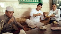 Di instagramnya, pria kelahiran Rambang, 2 Juli 1983 ini termasuk sosok yang aktif membagikan foto dan video. Termasuk momen kulinerannya, seperti saat makan durian ini. Foto: instagram @tajyasinmz
