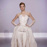 Untuk kesan yang lebih megah dan tetap terlihat seperti pengantin, Anda bisa memilih versi ballgown seperti berikut. Meski bercelana, busana ini masih terlihat feminin. Foto: Pinterest