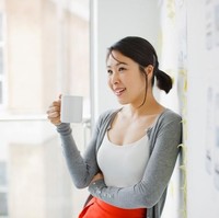 Minum KopiJika sering merasa kurang konsentrasi dan mengantuk ketika sore hari, Anda bisa minum kopi saat jam makan siang. Pakar tidur mengatakan jika kopi di siang hari bisa membantu menjaga konsentrasi asalkan tidak dikonsumsi terlalu banyak. Jika tidak suka kopi, Anda bisa menggantinya dengan teh hijau. Foto: iStock