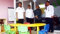 Usai prosesi peresmian, mantan Panglima TNI itu berkeliling dan melihat fasilitas gedung baru tersebut.