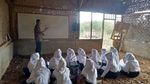 Foto: Siswa MTs di Banten Ini Belajar dengan Duduk di Tanah