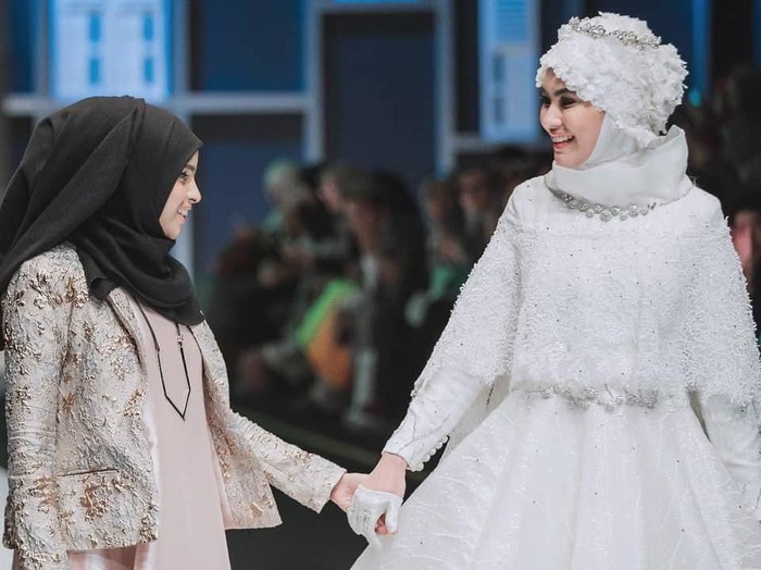 Gaya Kartika Putri Pakai Baju Pengantin Hijab Bikin Pangling