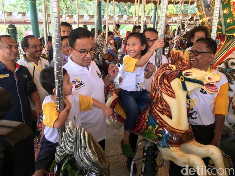Saat Anies Temani Anak Panti Sosial Naik Kuda-kudaan di Dufan Saat Anies Temani Anak Panti Sosial Naik Kuda-kudaan di Dufan