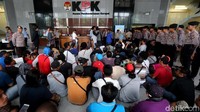 Laporan tersebut terkait dengan kasus sengketa Pemutusan Huhubungan Kerja (PHK) sepihak dari PT FReeport Indonesia di Pengadilan Negeri Timika, Papua.