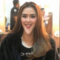Presenter Vega Darwanti juga ikut meramaikan tren ini. Ia mengaku terinspirasi dari tiga rekannya,Soimah, Ivan Gunawan dan Rina Nose. Foto: Instagram