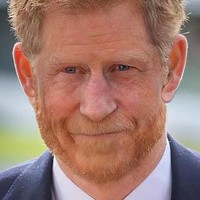 Pangeran Harry, akan terlihat seperti ini ketika sudah berusia 60 tahun. Masih terlihat sama seperti sekarang atau berbeda jauh? Teknologi ini mampu menganalisa tanda-tanda penuaan yang umumnya paling terlihat pada kerutan di sudut mata dan kulit yang makin berkerut. Foto: Dok. Daily Mail