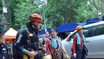 Kami menghabiskan waktu selama 7 tahun, dia pria baik dan jantan. Dia berpikir soal orang lain dulu ketimbang dirinya. Aku tak bisa berkomentar lagi. Aku tak mau mengatakan apa-apa soal Musk, lanjut Woranan. Ini adalah foto mereka berdua saat melakukan penyelamatan di Thailand. (Foto: Daily Mail)