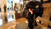 Helmnya pun sama persis dengan yang dikenakan Jokowi ketika mengendarai motor chopper.