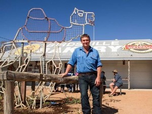 Mencicipi Pie Isi Daging Unta yang Terkenal di Queensland Australia
