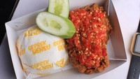 Siapa yang tak kenal Geprek Bensu, kedai ayam geprek ini sudah punya puluhan cabang di seluruh Indonesia. Renyah gurih ayam goreng tepung disajikan dengan sambal yang pedasnya berlevel. Ruben Onsu tampaknya sukses membangun bisnis kulinernya. Foto : instagram @geprekbensu