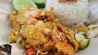 Ayam geprek di kedai Geprek Emak ini juga pas buat makan siang maupun makan malam. Kedainya di Kelapa Gading siap memanjakan lidah foodies dengan paket nasi dan ayam geprek. foto : instagram @geprekemak_id