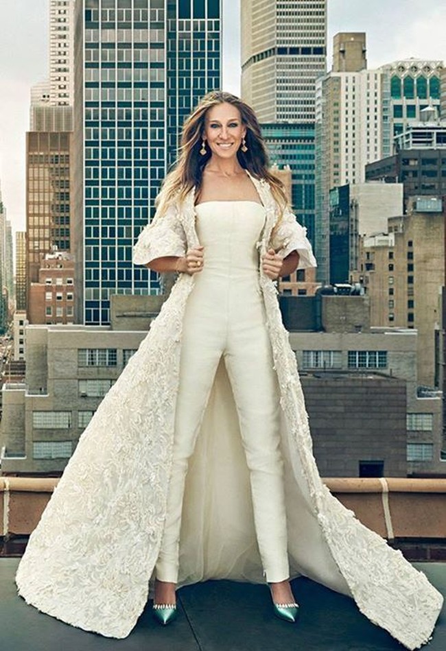 Busana Sarah Jessica Parker dalam sebuah pemotretan berikut juga bisa dijadikan inspirasi. Mengenakan jumpsuit putih, penambahan jubah dengan material serupa gaun pengantin membuatnya pantas digunakan di pernikahan. Foto: Pinterest