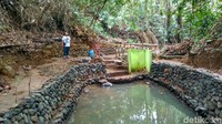 Ada mitos yang aneh di Situs Astana Gede Kawali, Kabupaten Ciamis, Jawa Barat. Peziarah atau wisatawan yang telah mandi di mata air Cikawali, akan melakukan ritual membuang pakaian dalam di lokasi itu. (Dadang Hermansyah/detikTravel)