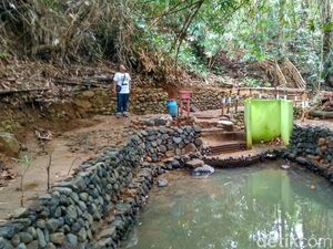 Foto: Ritual Lempar Celana Dalam yang Aneh di Ciamis