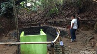 Kalau siangnya itu celana dalam ada yang nyangkut di bambu ada juga yang di tanah. Karena merusak keindahan pengelola akhirnya mengumpulkannya dan mengubur. (Dadang Hermansyah/detikTravel)