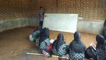 Foto: Siswa MTs di Banten Ini Belajar dengan Duduk di Tanah