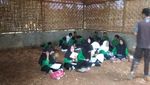 Foto: Siswa MTs di Banten Ini Belajar dengan Duduk di Tanah