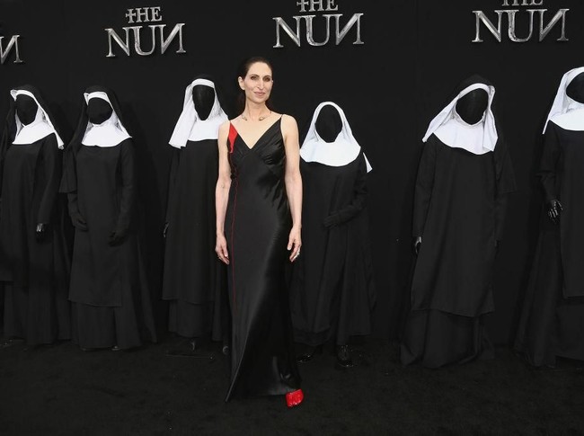 Dalam wawancara dengan majalah commamusic, bintang film kelahiran 3 Juni 1979 ini pernah mengungkapkan soal proses makeup dirinya menjadi valak. Bonnie Aarons mengatakan sebenarnya tidak terlalu banyak makeup diterapkan pada wajahnya. Wajahnya dicat dan prosesnya hanya memakan waktu 1,5 jam. (Foto: Getty Images)