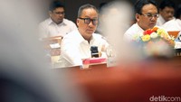 Ini merupakan pertama kalinya Agus Gumiwang mengikuti rapat kerja dengan Komisi VIII setelah mengantikan Idrus Marham sebagai Mensos.