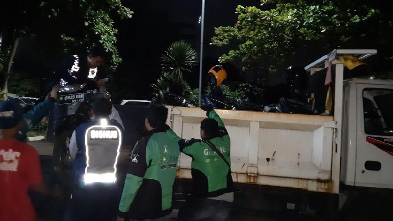 Parkir Liar di Depan Mal Ambasador, 10 Ojol Diangkut Dishub Parkir Liar di Depan Mal Ambasador, 10 Ojol Diangkut Dishub