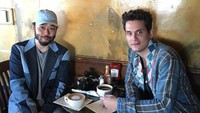 Bertemu dengan salah satu temannya, John tampil kasual sambil menikmati secangkir kopi hitam yang masih hangat. Foto: Instagram @johnmayer