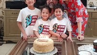 Pemilik nama asli Pricillia Pullunggono ini sedang merayakan ulang tahun suaminya, Lukman Sardi. Makin meriah dengan kehadiran 3 jagoan mereka dan kue ulang tahun. Foto: Instagram @lialukman