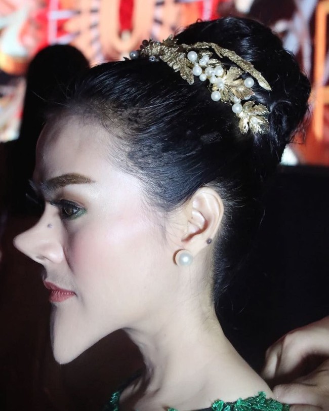 Diva dangdut Iis Dahlia mem-posting foto perubahan wajahnya yang ekstrem karena aplikasi edit foto. Dipotret dari samping, hidungnya tampak lancip mencuat, begitu juga dagunya. Foto: Instagram