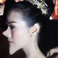 Diva dangdut Iis Dahlia mem-posting foto perubahan wajahnya yang ekstrem karena aplikasi edit foto. Dipotret dari samping, hidungnya tampak lancip mencuat, begitu juga dagunya. Foto: Instagram