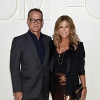 Pasangan selebriti Tom Hanks dan Rita Wilson juga tak melewatkan fashion show Tom Ford. Rita tampil maksimal dengan memadukan blazer hitam bergaya tuksedo dan rok sequined high-waisted tembaga nan berkilauan. (Foto: Getty Images)