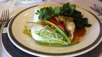 Singapore Airlines juga terkenal dengan pelayanannya yang memuaskan. Penumpang kelas satu disuguhi menu Asia seperti ikan sea bass dengan nasi dan tumisan sayuran. Foto: LWYang/Flickr