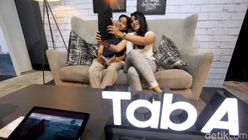 Untuk membantu orang tua dan anak remaja, Samsung membenamkan aplikasi Quipper akses bebas biaya agar anak-anak dapat memanfaatkan video pembelajaran serta bank soal dan orang tua dapat mendampingi anaknya selama belajar.