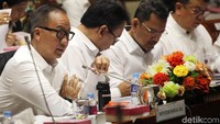 Seperti diketahui, Idrus Marham mundur dari Mensos setelah tersangkut korupsi PLTU 1 Riau. Posisinya digantikan oleh Agus Gumiwang Kartasasmita.