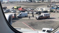 Sekitar 100 penumpang Emirates Airlines jurusan Dubai-New York mengeluh sakit selama penerbangan dengan gejala batuk-batuk hingga demam. Beberapa di antara mereka dibawa ke rumah sakit saat tiba di New York, Amerika Serikat. Larry Coben/via Reuters.