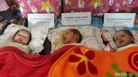 Pasutri Azri Prihatna dan Mumun Mualifah memberikan nama ketiga putri kembarnya dengan (ki-ka) Nazrina Khaula Avanza, Nazrina Khaira Avanza, dan Nazrina Haura Avanza.