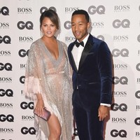 Hadir bersama istrinya, model Chrissy Teigen, John tentunya memberikan gaya maksimalnya di acara tersebut. Ia stylish dalam balutan tuksedo velvet biru royal. (Foto: Getty Images)