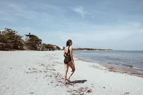 Pantai di San Juan jadi destinasi pilihan Mika. Sebagai negara kepulauan, Filipina memang punya banyak pantai cantik. (Instagram/@reyesmikaaa)